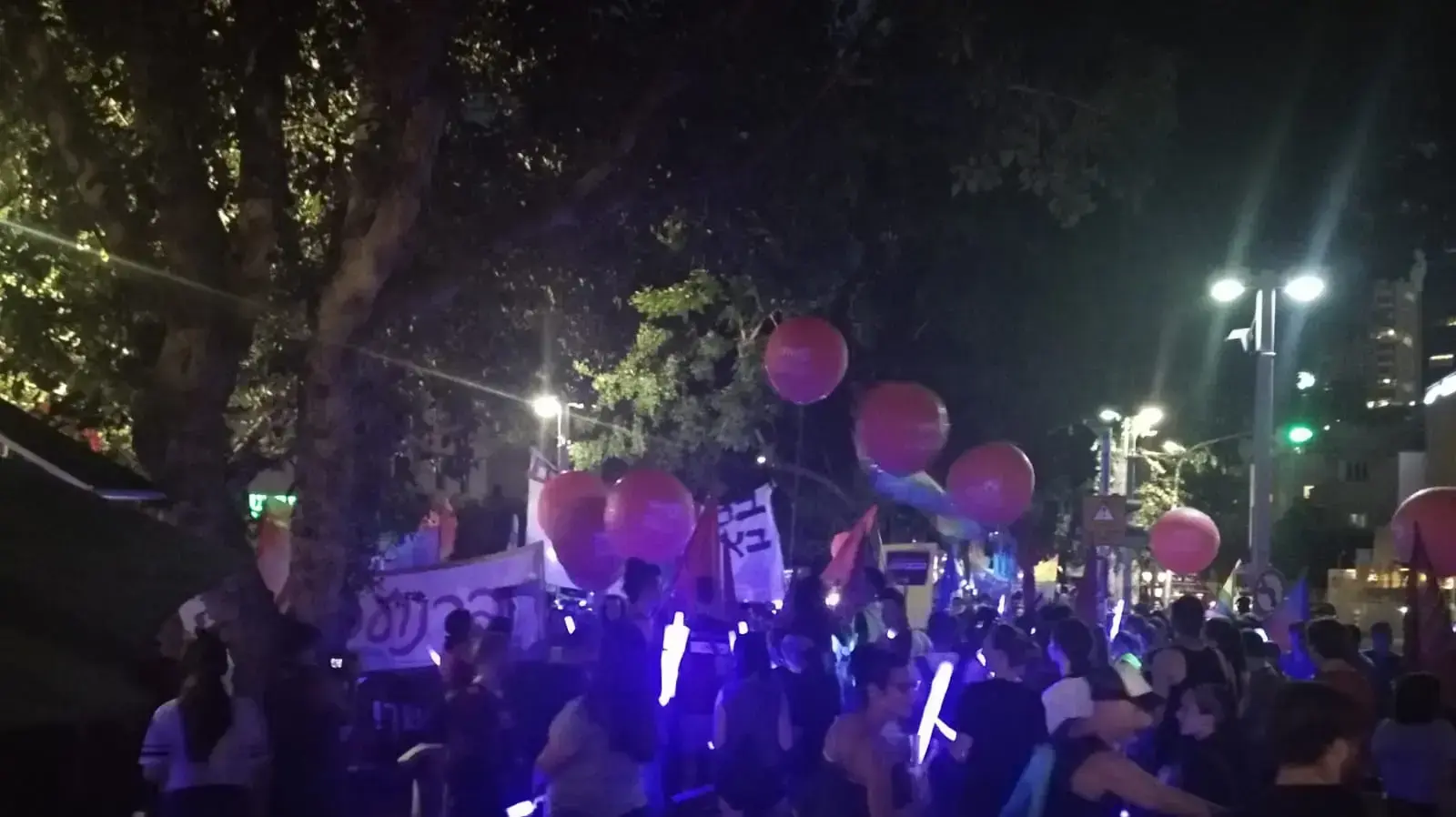 אלף בני נוער מארגוני הקהילה הגאה במחאה נגד אלימות בשדרות רוטשילד בתל אביב אלף בני נוער מארגוני הקהילה הגאה במחאה נגד אלימות בשדרות רוטשילד בתל אביב