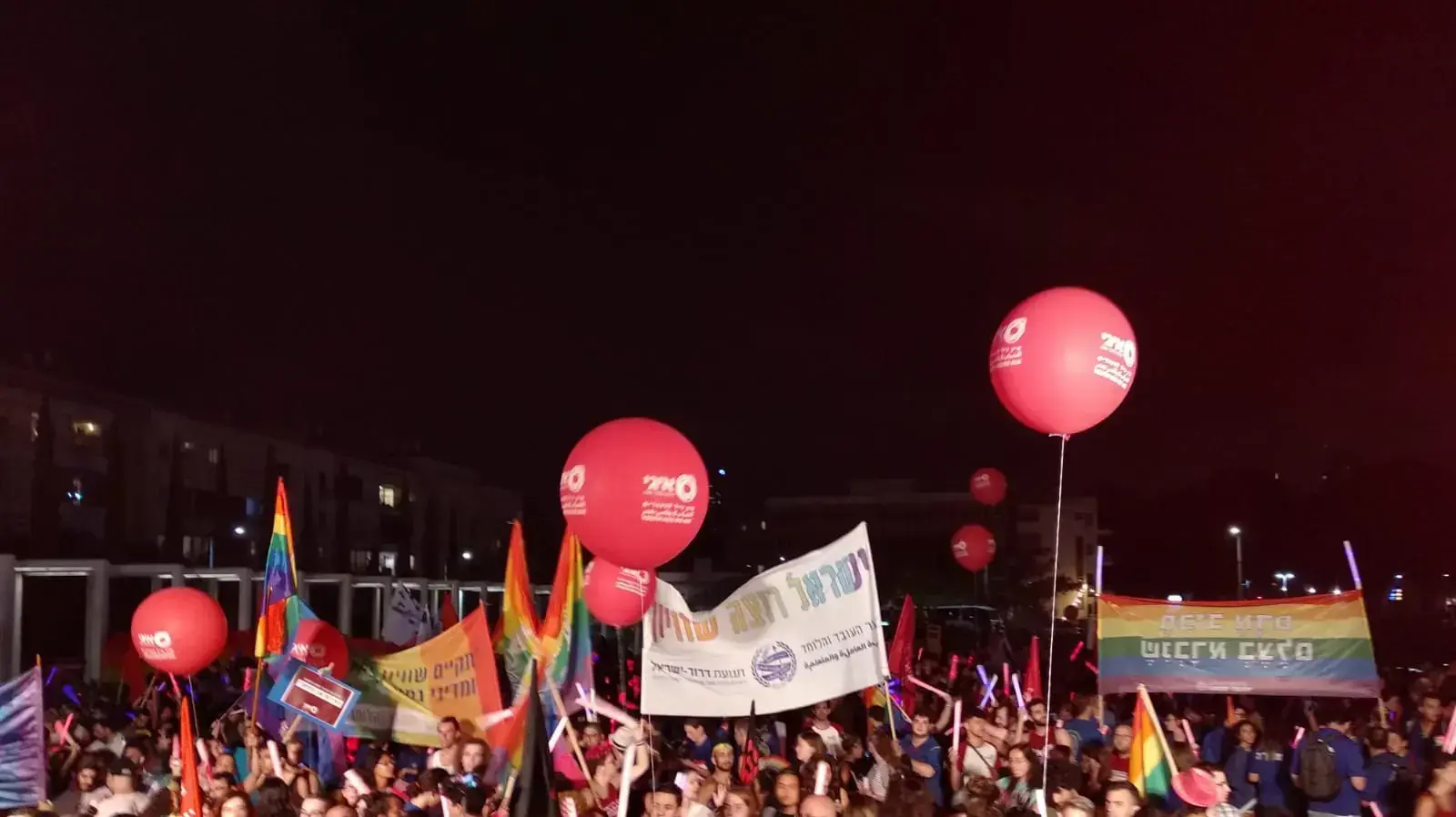 אלפי בני נוער מפגינים נגד אלימות כלפי להט"ב בכיכר הבימה בתל אביב