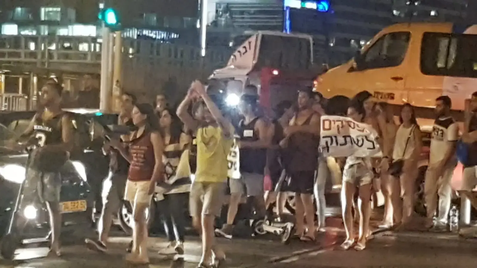 מאות תושבי עוטף עזה מפגינים בצומת עזריאלי בתל אביב נגד אזלת יד הממשלה מאות תושבי עוטף עזה מפגינים בצומת עזריאלי בתל אביב נגד אזלת יד הממשלה