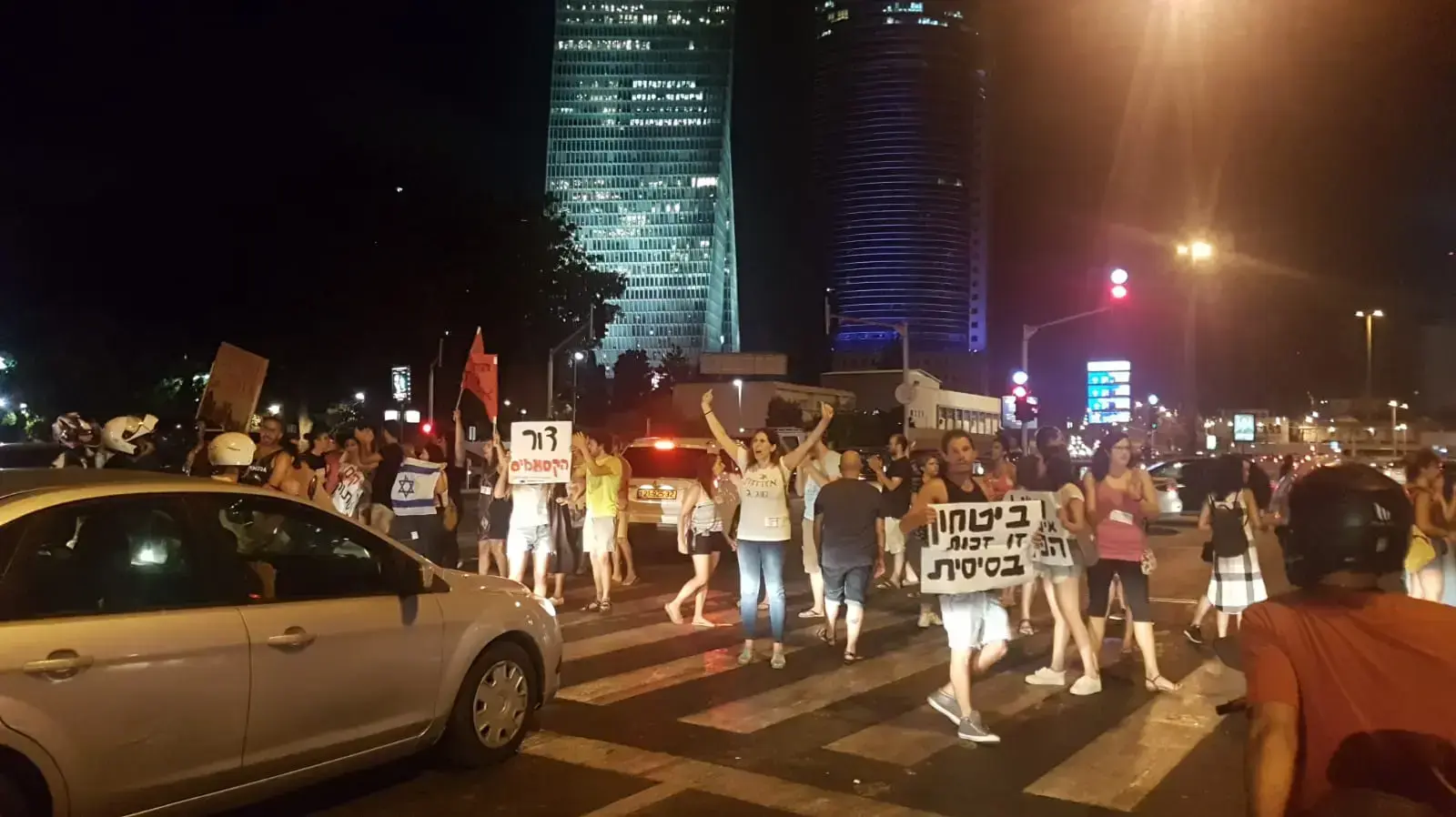 מאות תושבי עוטף עזה מפגינים בצומת עזריאלי בתל אביב נגד אזלת יד הממשלה