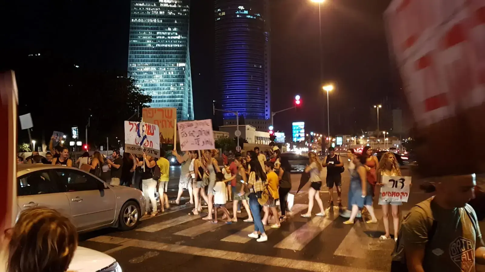 מאות תושבי עוטף עזה מפגינים בצומת עזריאלי בתל אביב נגד אזלת יד הממשלה מאות תושבי עוטף עזה מפגינים בצומת עזריאלי בתל אביב נגד אזלת יד הממשלה