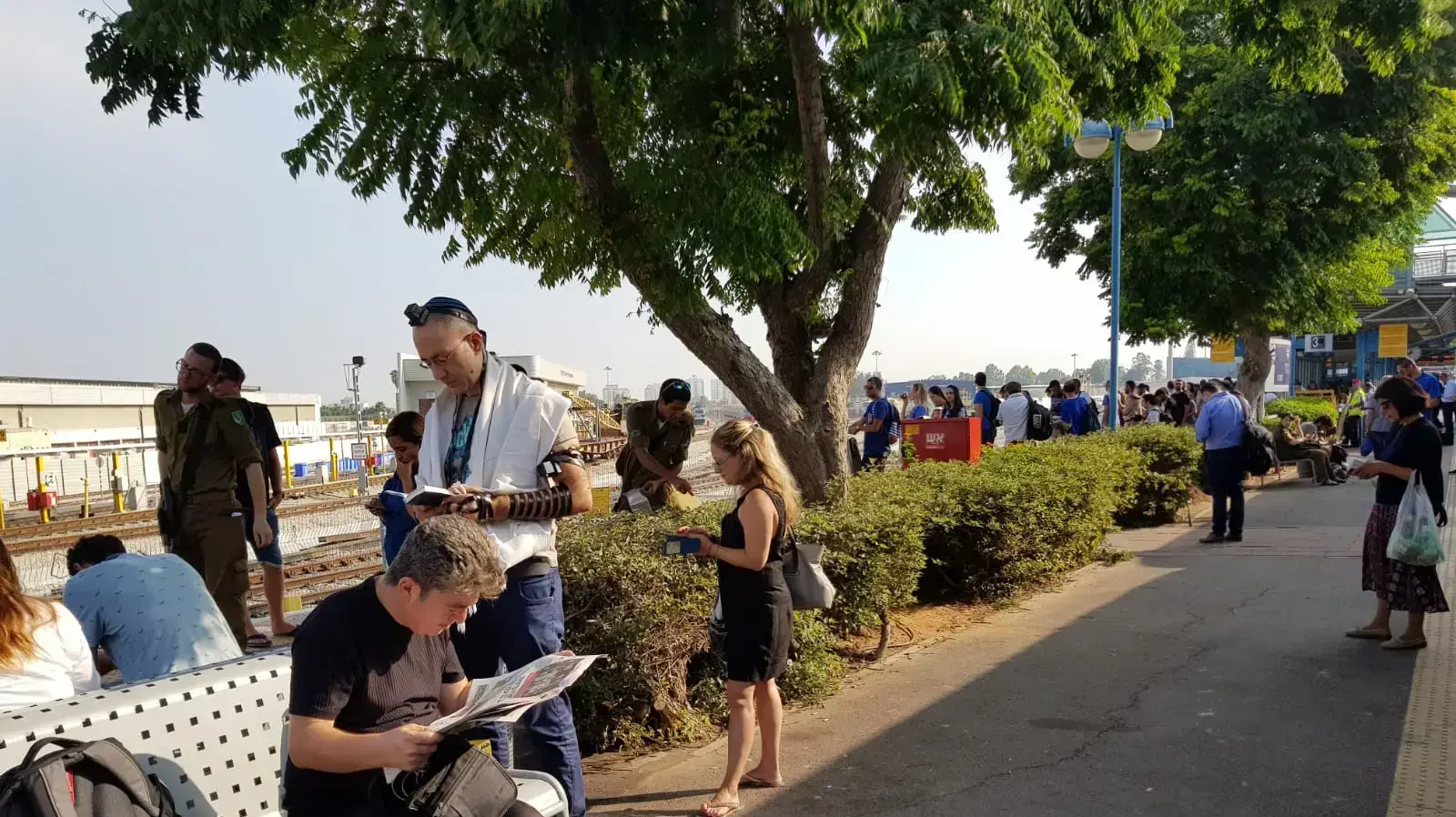 נוסעים שנתקעו על הרציף בתחנת הרכבת בלוד בשל עומסים, 12 באוגוסט 2018 נוסעים שנתקעו על הרציף בתחנת הרכבת בלוד בשל עומסים, 12 באוגוסט 2018