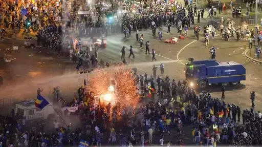 אזרחים מוחים מחוץ למשרדי הממשלה בבוקרשט, רומניה, 11 באוגוסט 2018

