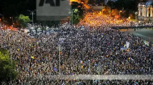 אזרחים מוחים מחוץ למשרדי הממשלה בבוקרשט, רומניה, 11 באוגוסט 2018 אזרחים מוחים מחוץ למשרדי הממשלה בבוקרשט, רומניה, 11 באוגוסט 2018
