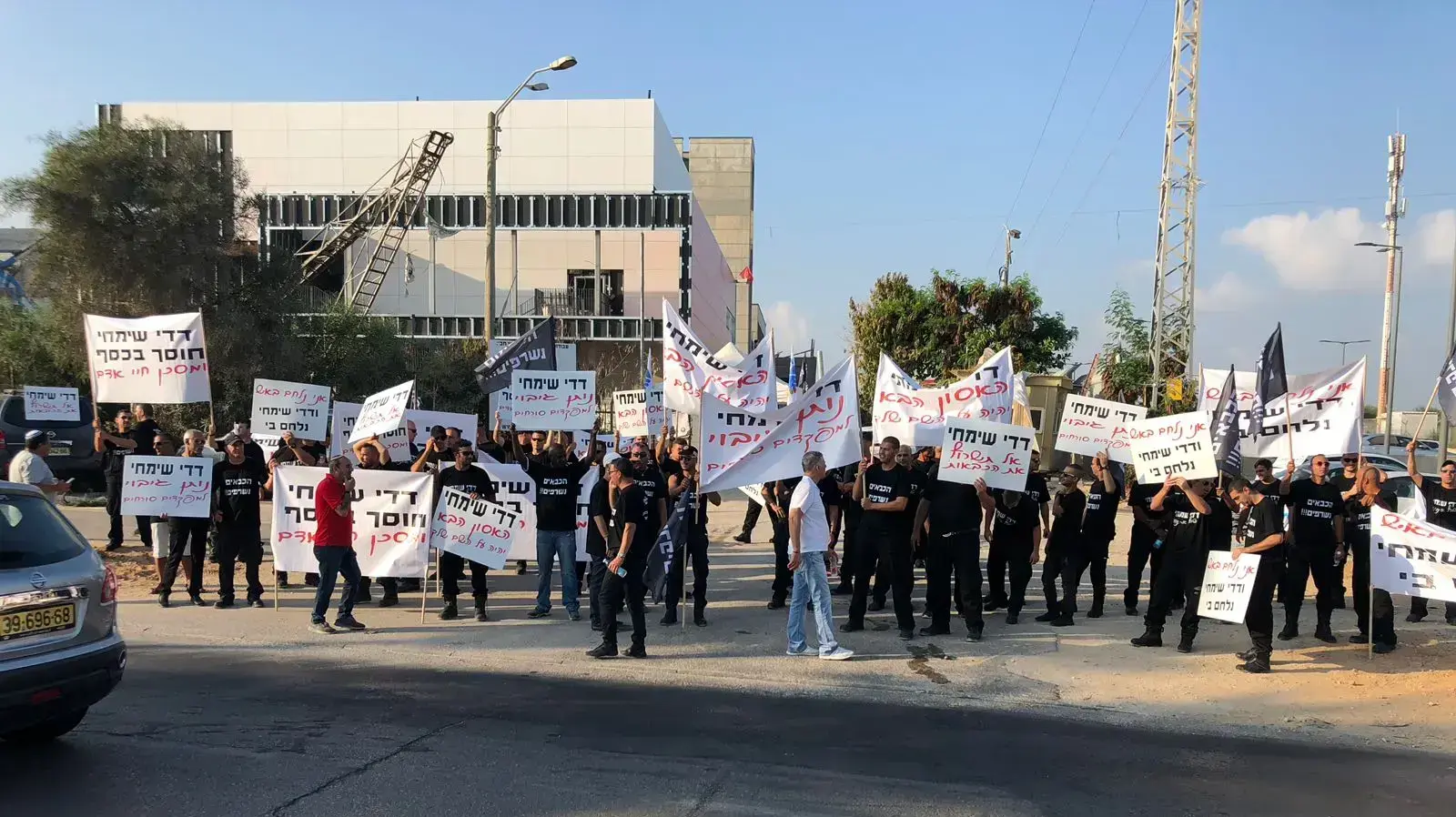כבאים חוסמים את בכניסה הראשית של נציבות כבאות והצלה בראשון לציון. 13 באוגוסט 2018