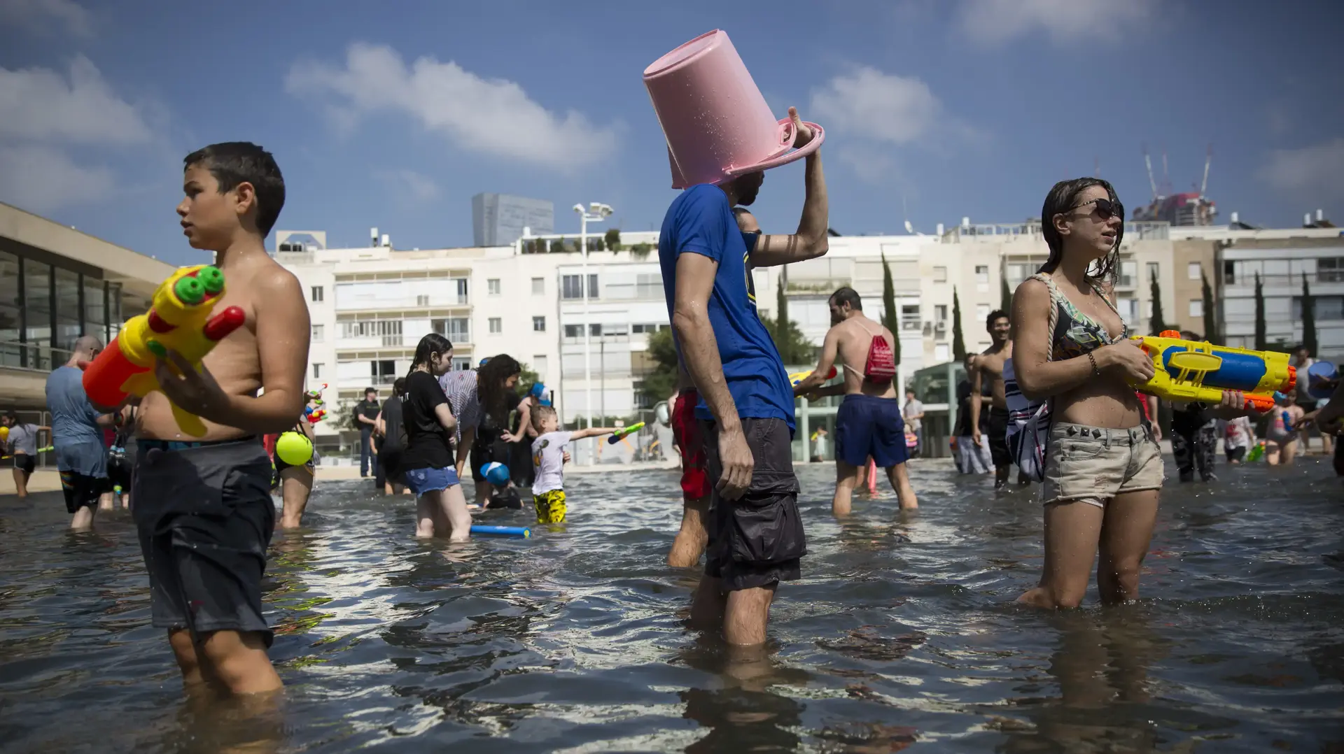 מלחמת מים בכיכר הבימה בתל אביב, 7 ביוני 2018 מלחמת מים בכיכר הבימה בתל אביב, 7 ביוני 2018