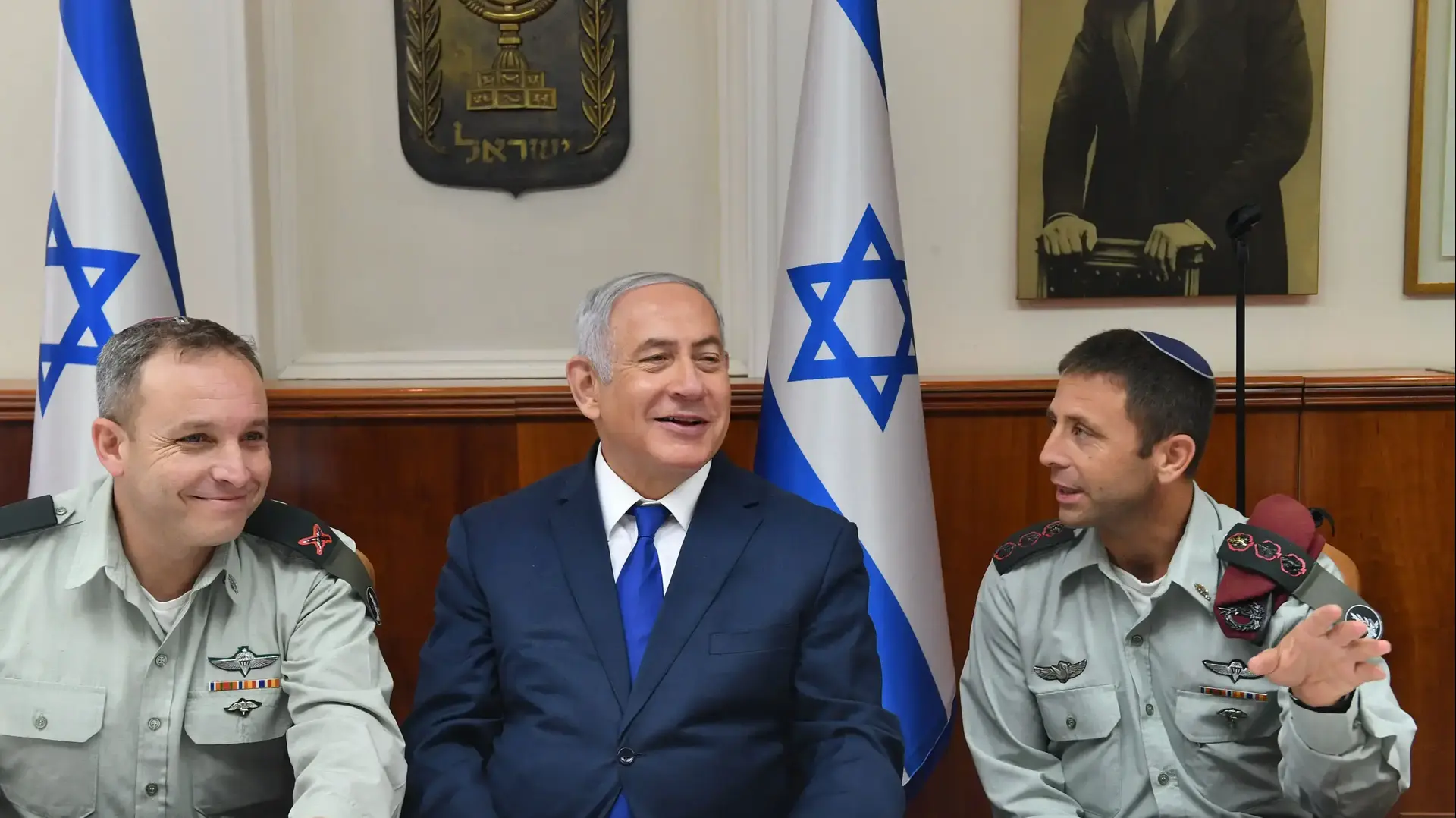 בנימין נתניהו ראש הממשלה בטקס חילופי המזכיר הצבאי. המזכיר היוצא אליעזר טולדנו ומחליפו אבי בלוט, 15 באוגוסט 2018
