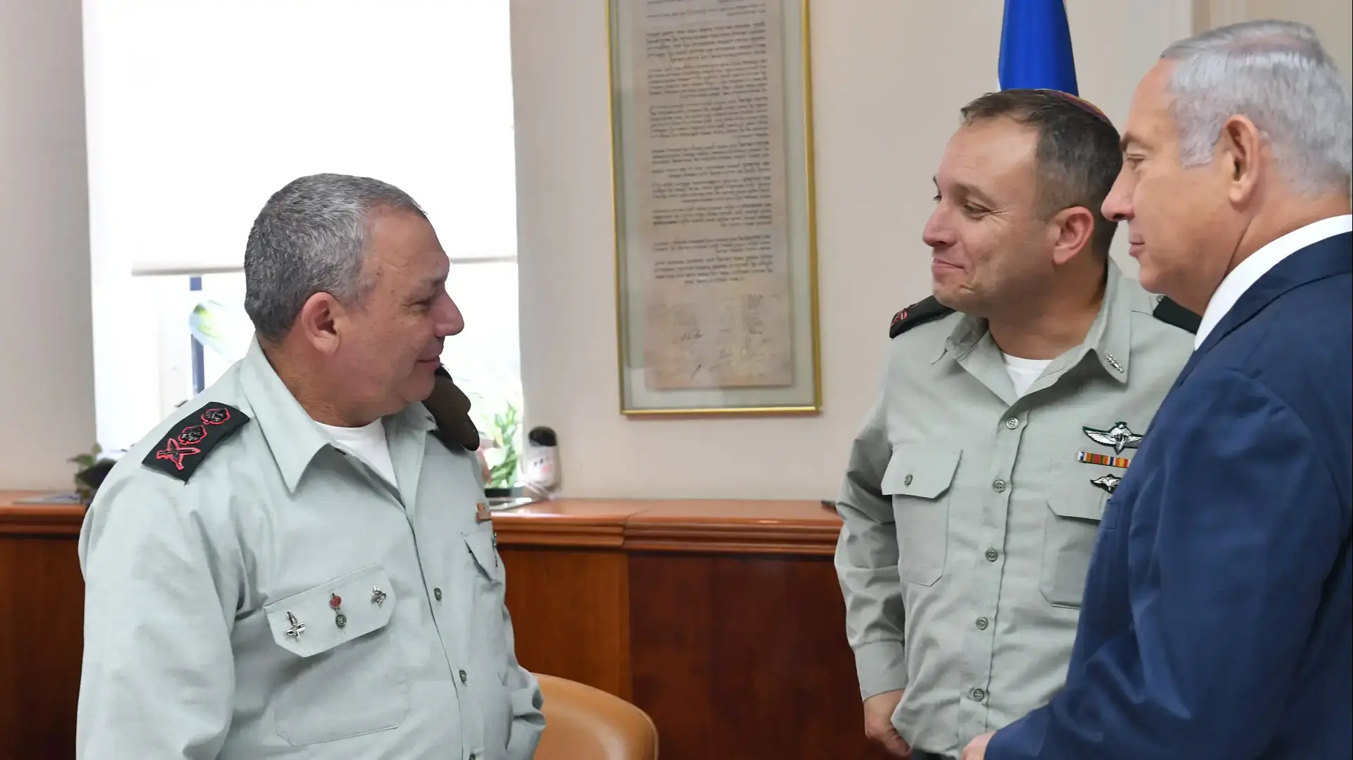 טקס חילופי מזכיר צבאי לראש הממשלה בנימין נתניהו. המזכיר היוצא אליעזר טולדנו ומחליפו אבי בלוט עם הרמטכ"ל גדי איזנקוט טקס חילופי מזכיר צבאי לראש הממשלה בנימין נתניהו. המזכיר היוצא אליעזר טולדנו ומחליפו אבי בלוט עם הרמטכ"ל גדי איזנקוט