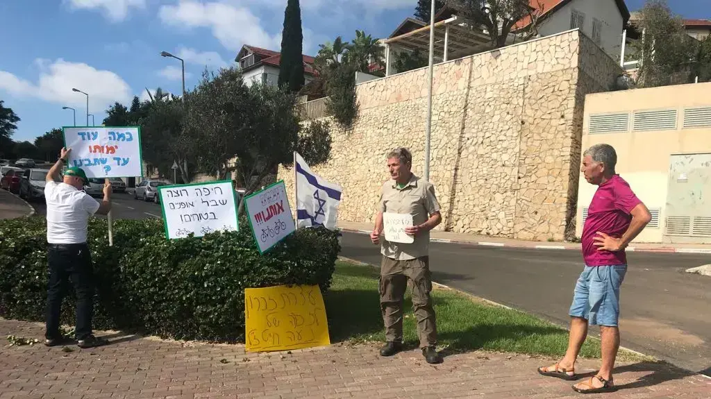 הפגנה בחיפה באזור התאונה בה נהרגה נועה חייט הפגנה בחיפה באזור התאונה בה נהרגה נועה חייט
