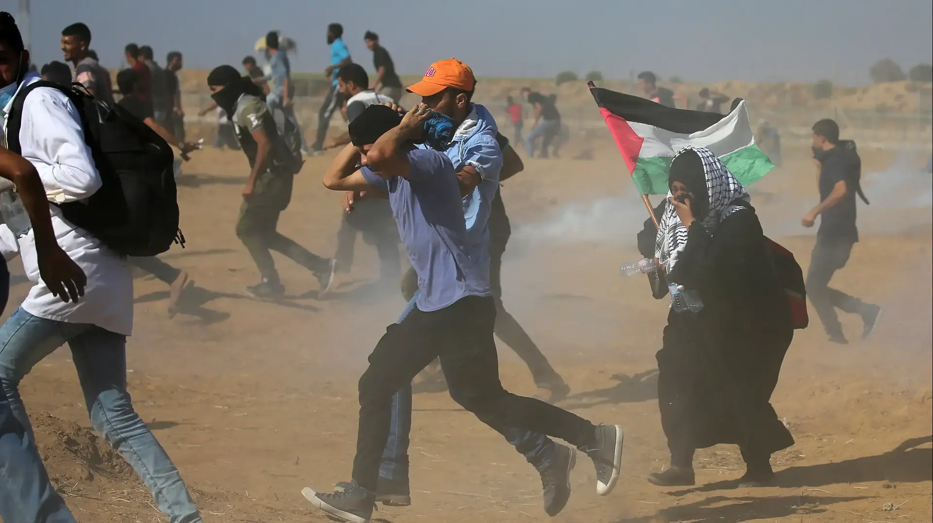אלפי פלסטינים מפגינים בגבול רצועת עזה ב-17 באוגוסט 2018 אלפי פלסטינים מפגינים בגבול רצועת עזה ב-17 באוגוסט 2018