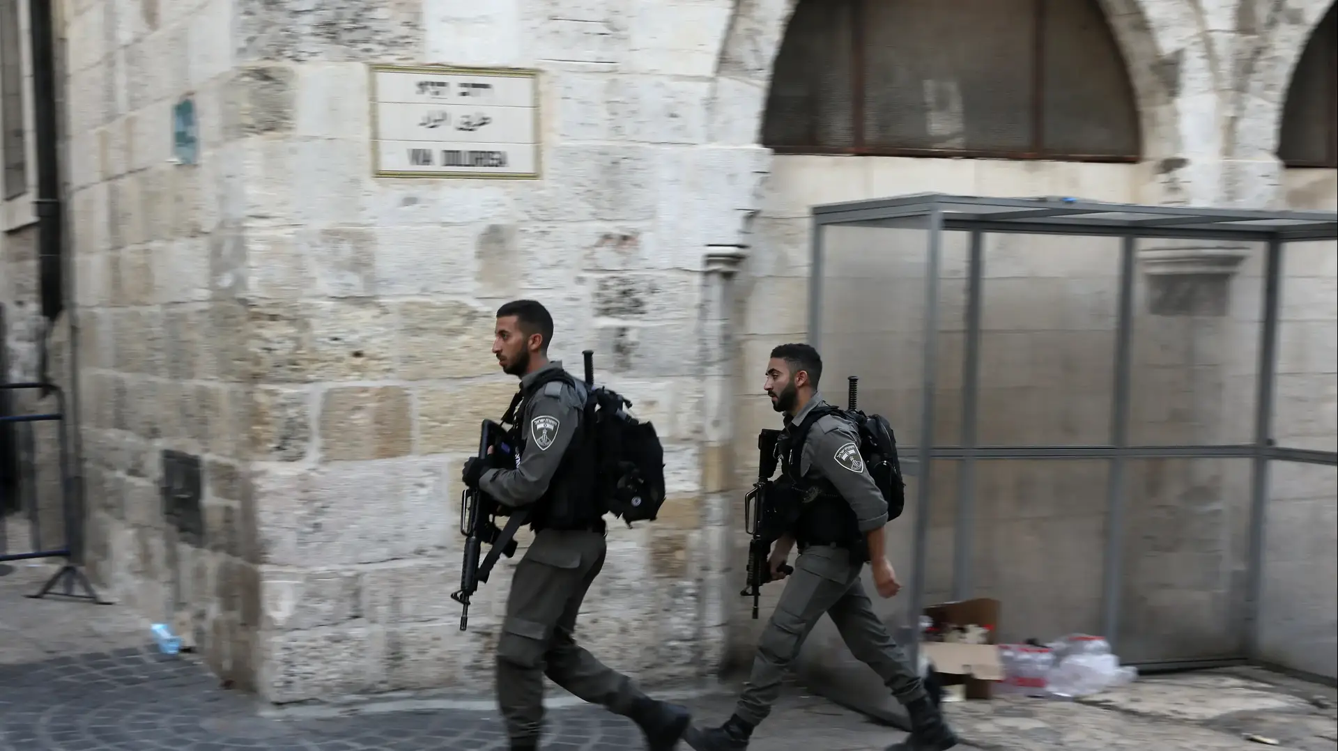 שוטרי מג"ב סורקים בעיר העתיקה בירושלים לאחר ניסיון פיגוע דקירה ברחוב שער הגיא, 17 באוגוסט 2018 שוטרי מג"ב סורקים בעיר העתיקה בירושלים לאחר ניסיון פיגוע דקירה ברחוב שער הגיא, 17 באוגוסט 2018
