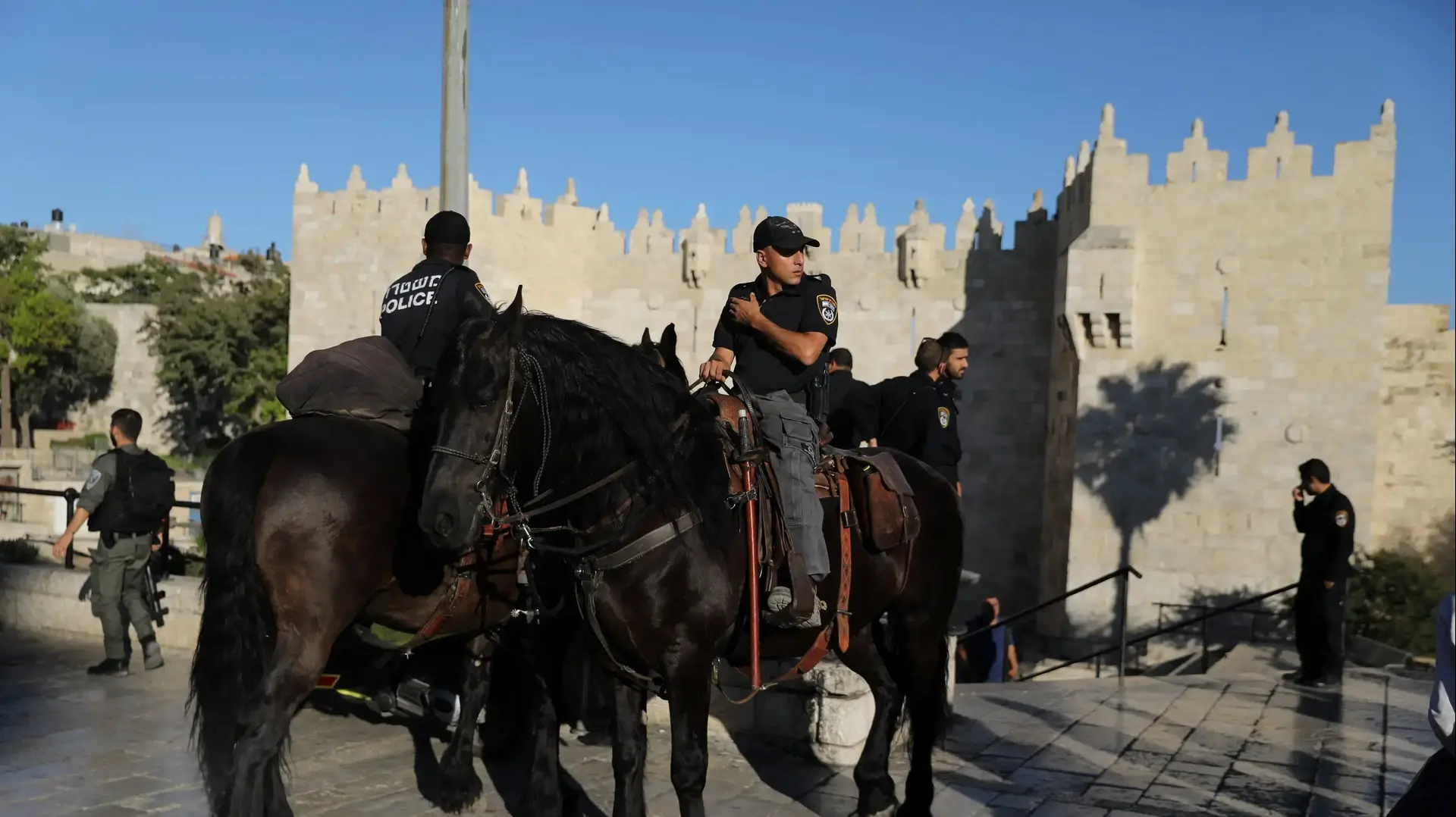 שוטרי מג"ב סורקים בעיר העתיקה בירושלים לאחר ניסיון פיגוע דקירה ברחוב שער הגיא, 17 באוגוסט 2018 שוטרי מג"ב סורקים בעיר העתיקה בירושלים לאחר ניסיון פיגוע דקירה ברחוב שער הגיא, 17 באוגוסט 2018