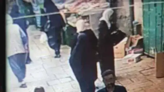תושב אום אל-פחם שביצע ניסיון פיגוע דקירה בעיר העתיקה בירושלים (משמאל ומאחור), 17 באוגוסט 2018 תושב אום אל-פחם שביצע ניסיון פיגוע דקירה בעיר העתיקה בירושלים (משמאל ומאחור), 17 באוגוסט 2018