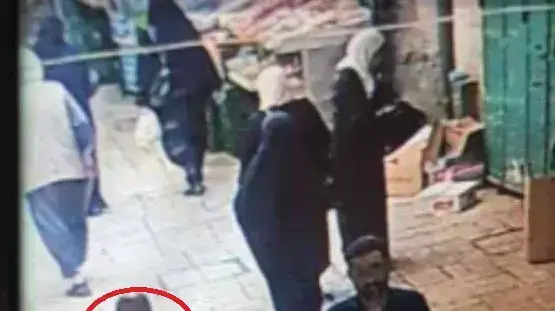 אחמד מחמד אחמד מחאמיד שניסה לדקור שוטרים בעיר העתיקה בירושלים, כפי שתועד במצלמות אבטחה, 17 באוגוסט 2018