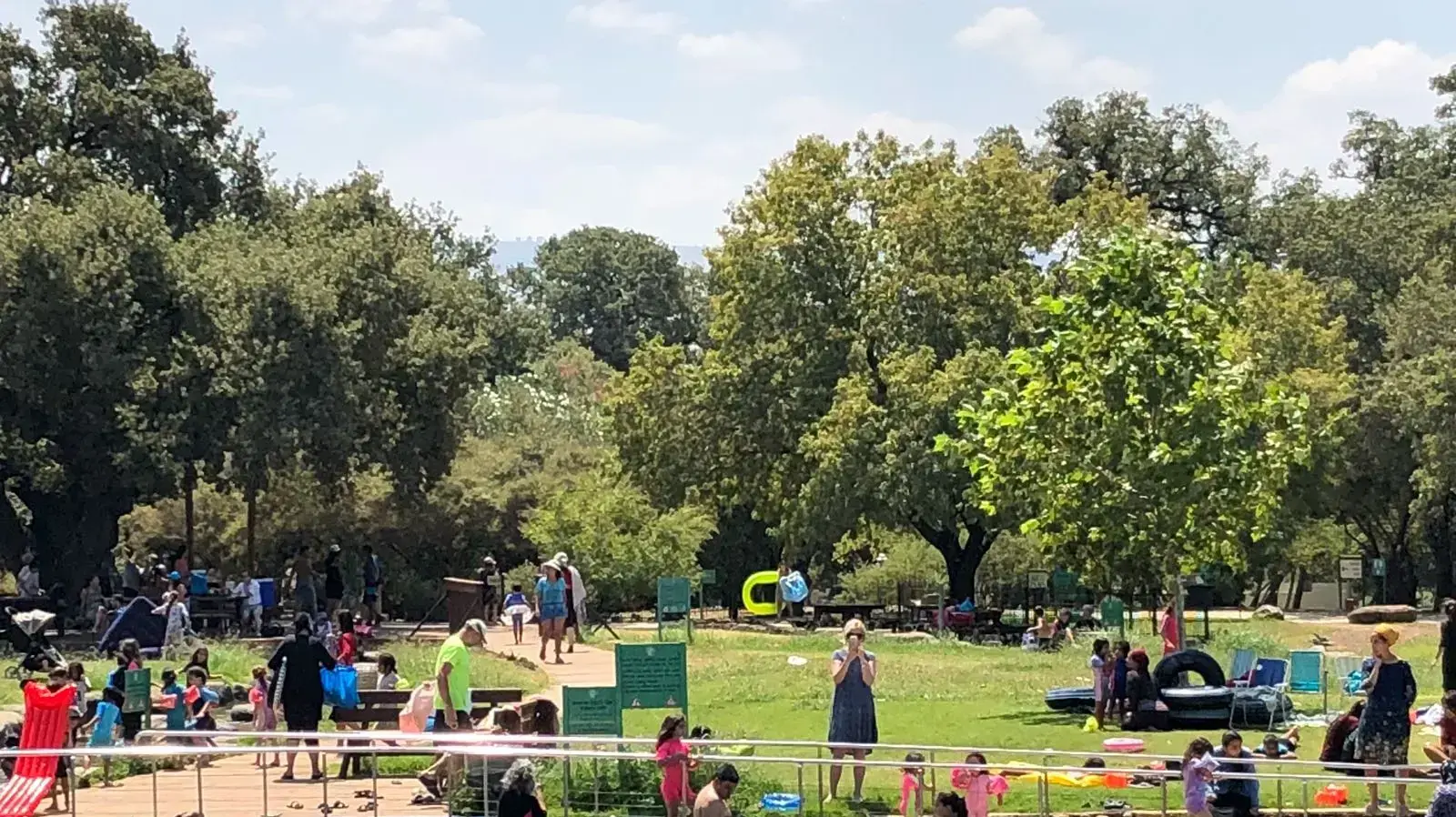 מבקרים ורוחצים בגן לאומי חורשת טל ה-18 באוגוסט 2018 מבקרים ורוחצים בגן לאומי חורשת טל ה-18 באוגוסט 2018