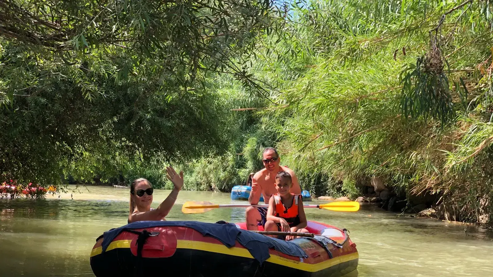 מטיילים בנהר הירדן מטיילים בנהר הירדן