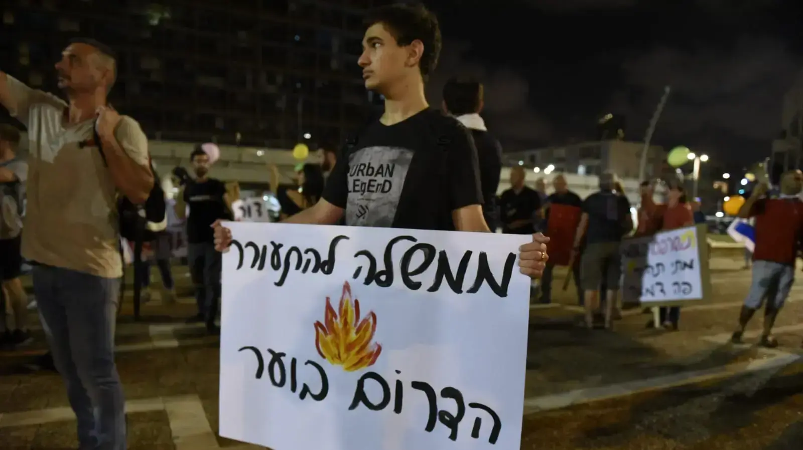 מאות תושבי עוטף עזה מפגינים בצומת עזריאלי בתל אביב נגד אזלת יד הממשלה, ה-18 באוגוסט 2018 מאות תושבי עוטף עזה מפגינים בצומת עזריאלי בתל אביב נגד אזלת יד הממשלה, ה-18 באוגוסט 2018