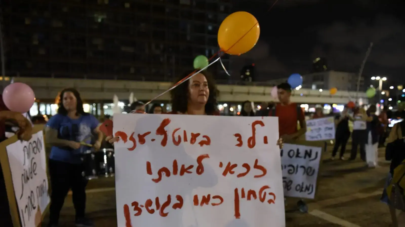 מאות תושבי עוטף עזה מפגינים בצומת עזריאלי בתל אביב נגד אזלת יד הממשלה, ה-18 באוגוסט 2018 מאות תושבי עוטף עזה מפגינים בצומת עזריאלי בתל אביב נגד אזלת יד הממשלה, ה-18 באוגוסט 2018