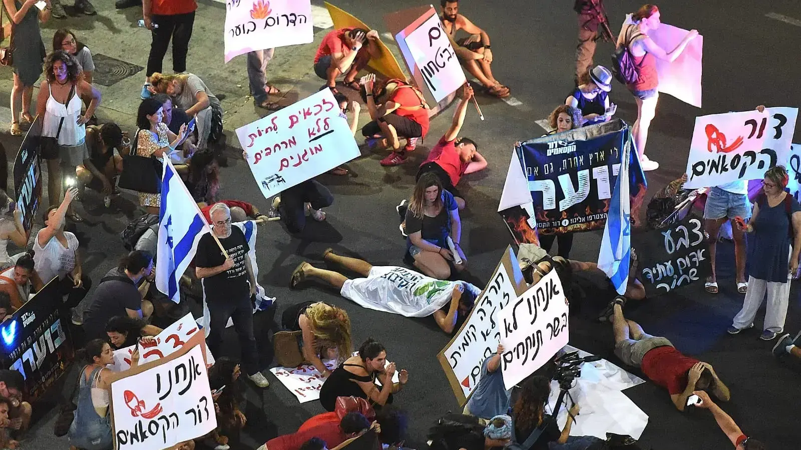מאות תושבי עוטף עזה מפגינים בצומת עזריאלי בתל אביב נגד אזלת יד הממשלה, ה-18 באוגוסט 2018 מאות תושבי עוטף עזה מפגינים בצומת עזריאלי בתל אביב נגד אזלת יד הממשלה, ה-18 באוגוסט 2018