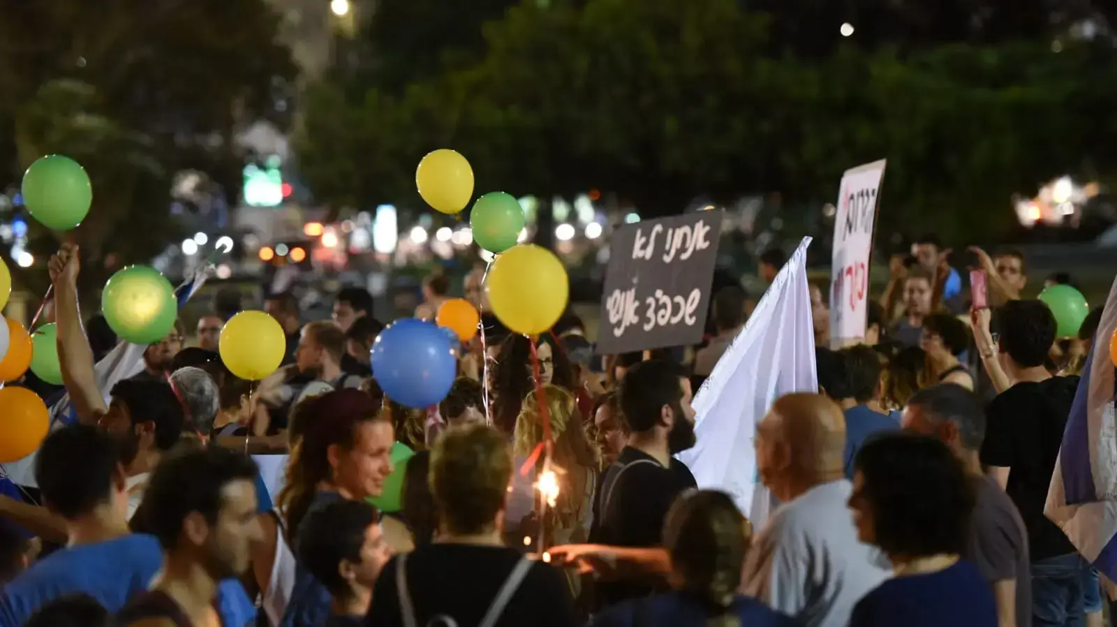 מאות תושבי עוטף עזה מפגינים בצומת עזריאלי בתל אביב נגד אזלת יד הממשלה, ה-18 באוגוסט 2018 מאות תושבי עוטף עזה מפגינים בצומת עזריאלי בתל אביב נגד אזלת יד הממשלה, ה-18 באוגוסט 2018
