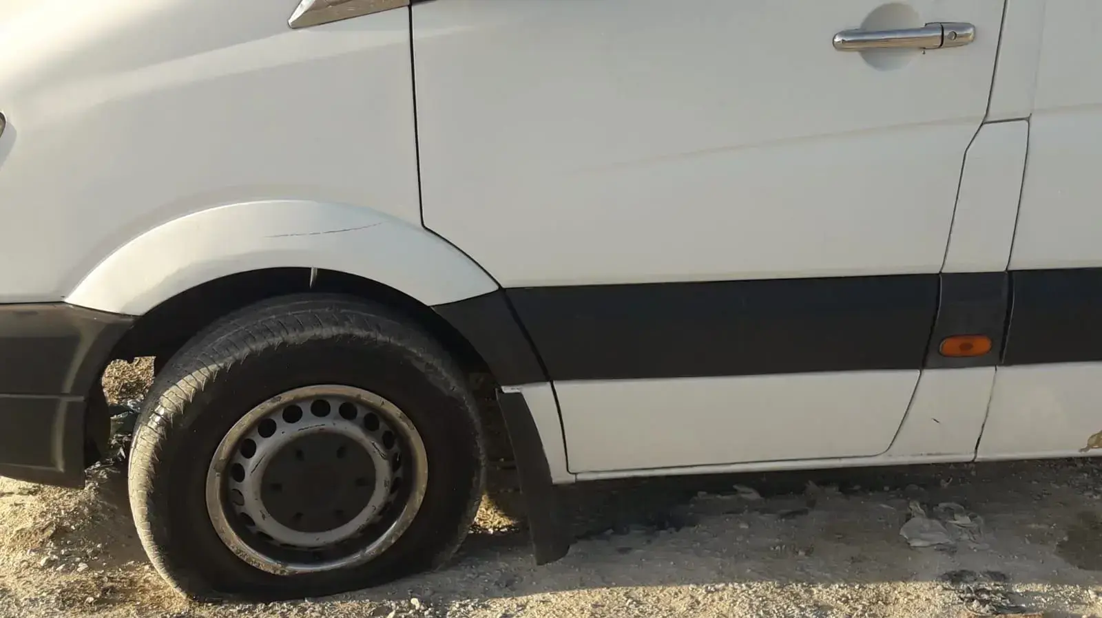 כתובות נאצה וניקוב צמיגים בשכונת עיסאוויה שבמזרח ירושלים, 19 באוגוסט 2018 כתובות נאצה וניקוב צמיגים בשכונת עיסאוויה שבמזרח ירושלים, 19 באוגוסט 2018