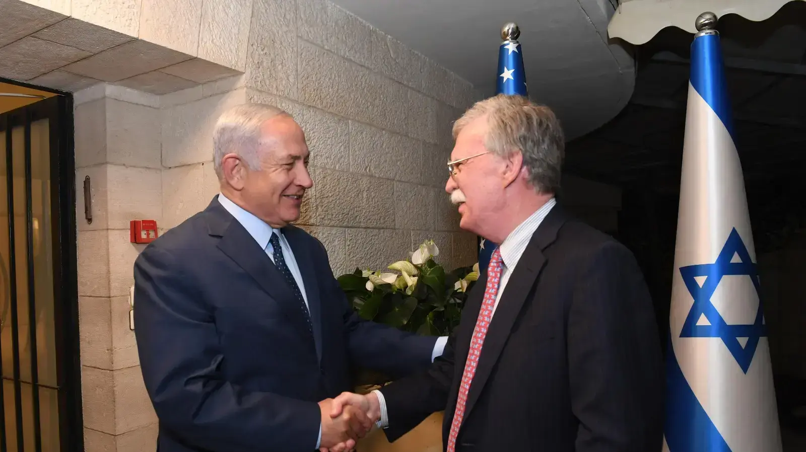 ראש הממשלה בנימין נתניהו עם היועץ לביטחון לאומי של ארה"ב ג'ון בולטון, במעון רה"מ בירושלים, 19 באוגוסט 2018 ראש הממשלה בנימין נתניהו עם היועץ לביטחון לאומי של ארה"ב ג'ון בולטון, במעון רה"מ בירושלים, 19 באוגוסט 2018
