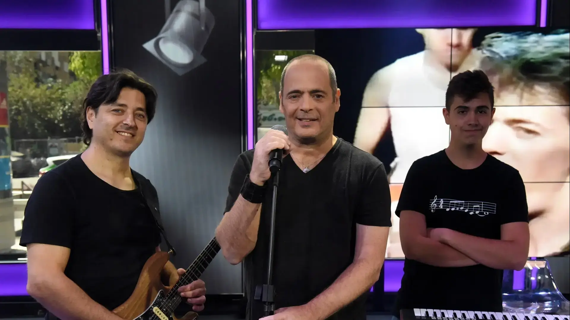 הזמר אדם באולפן השקוף של וואלה! NEWS הזמר אדם באולפן השקוף של וואלה! NEWS