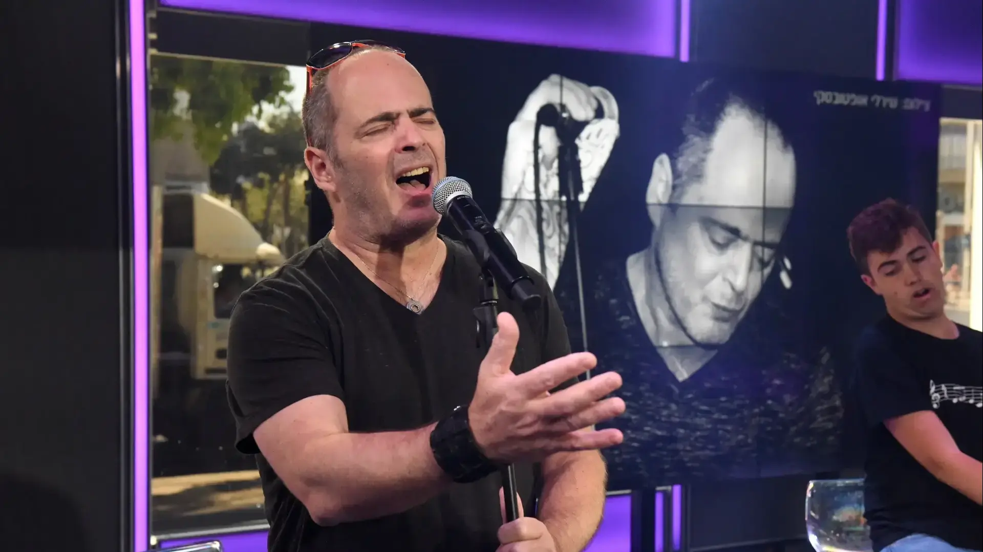 הזמר אדם באולפן השקוף של וואלה! NEWS הזמר אדם באולפן השקוף של וואלה! NEWS
