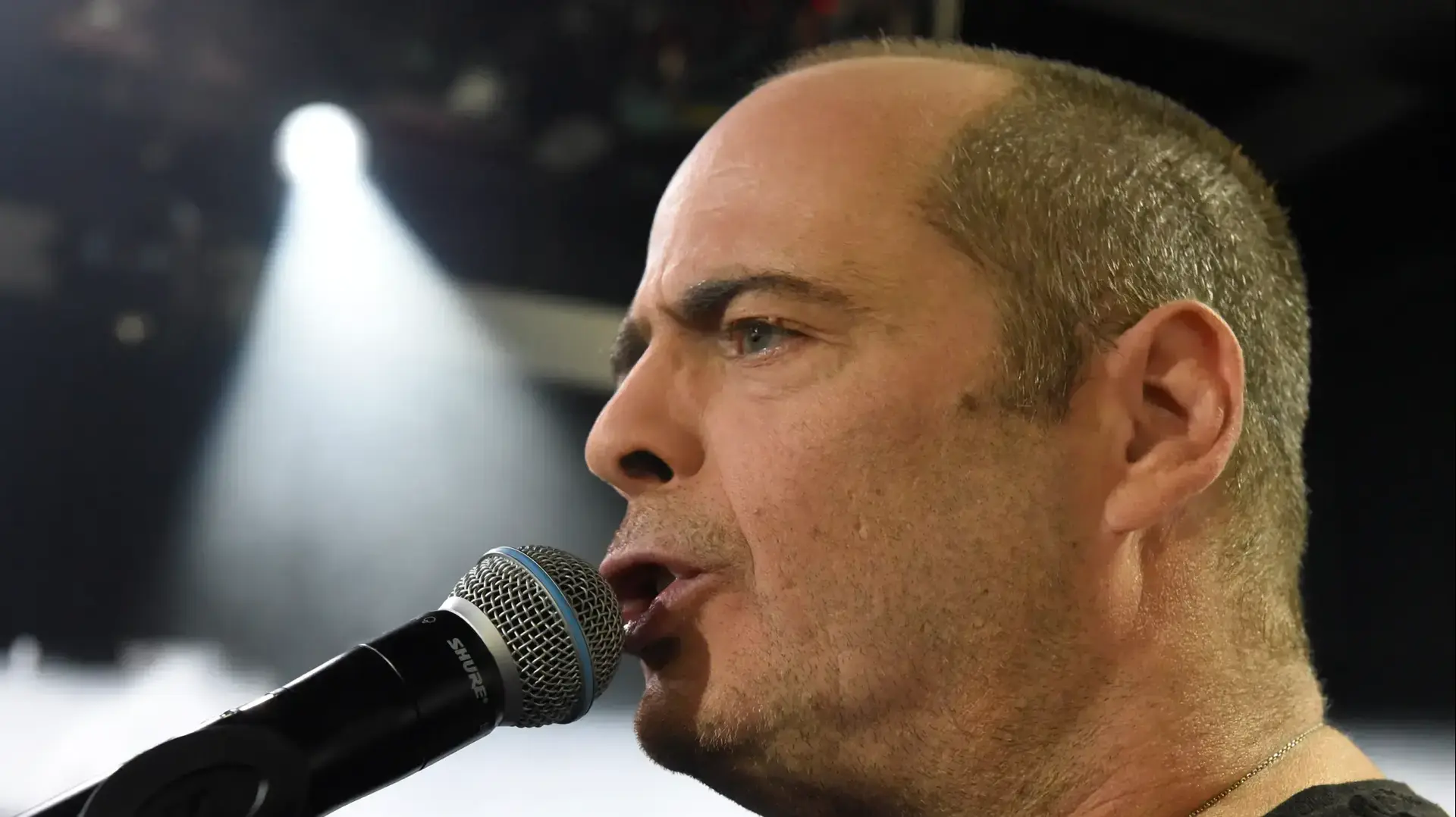 הזמר אדם באולפן השקוף של וואלה! NEWS הזמר אדם באולפן השקוף של וואלה! NEWS