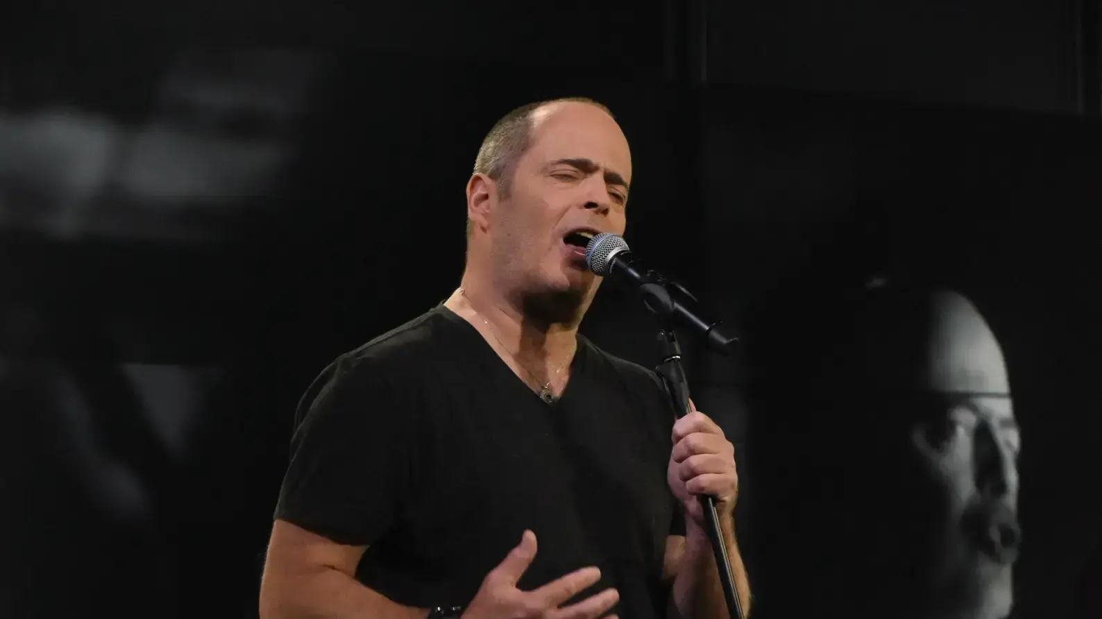 הזמר אדם באולפן השקוף של וואלה! NEWS הזמר אדם באולפן השקוף של וואלה! NEWS