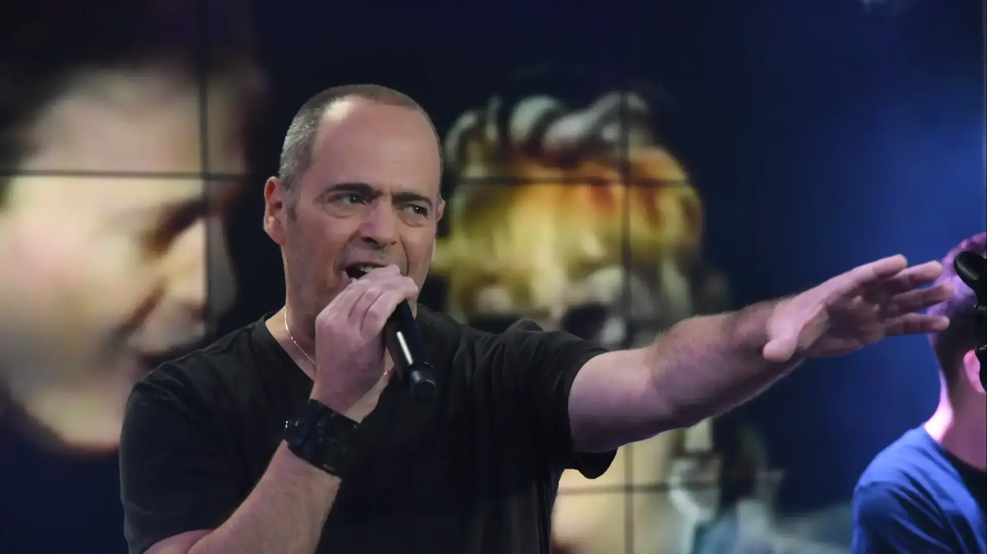 הזמר אדם מרואיין על ידי שגיא בן נון באולפן השקוף של וואלה! NEWS, אוגוסט 2018 הזמר אדם מרואיין על ידי שגיא בן נון באולפן השקוף של וואלה! NEWS, אוגוסט 2018