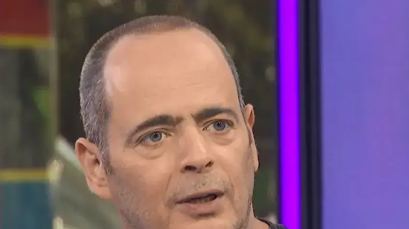הזמר אדם בריאיון באולפן וואלה הזמר אדם בריאיון באולפן וואלה