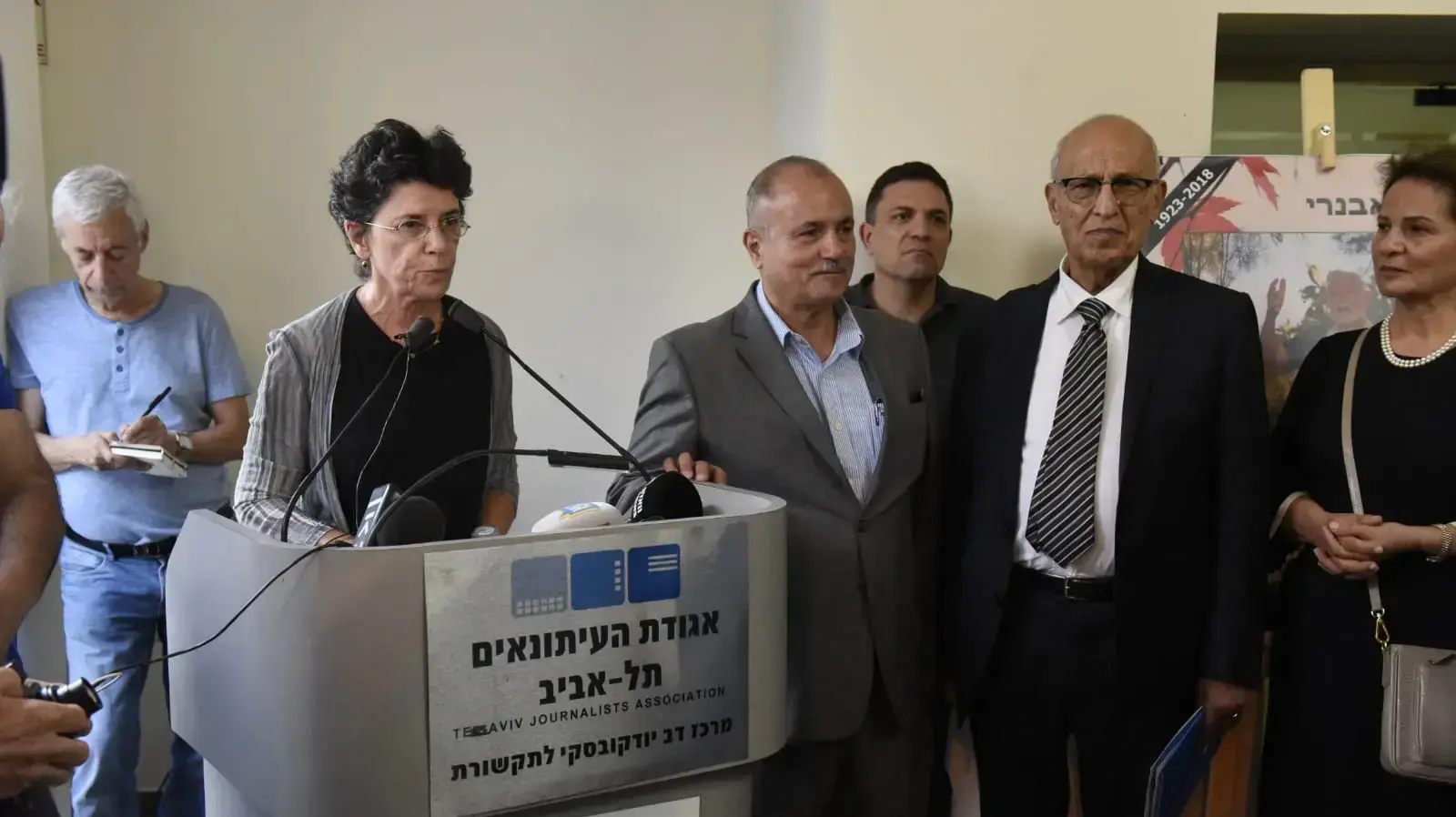 ארונו של אורי אבנרי מוצב בבית סוקולוב (בית אגודת העיתונאים) בתל אביב 22 באוגוסט 2018 ארונו של אורי אבנרי מוצב בבית סוקולוב (בית אגודת העיתונאים) בתל אביב 22 באוגוסט 2018