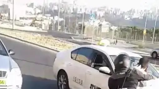 החשוד בתקיפה מובא למעצר על ידי שוטר בירושלים 24 באוגוסט 2018 החשוד בתקיפה מובא למעצר על ידי שוטר בירושלים 24 באוגוסט 2018