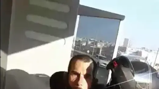 החשוד בתקיפה מובא למעצר על ידי שוטר בירושלים 24 באוגוסט 2018 החשוד בתקיפה מובא למעצר על ידי שוטר בירושלים 24 באוגוסט 2018