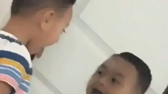 ילד מביט במראה ואז קורה משהו ממש מוזר