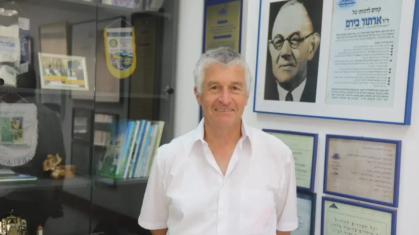 יוסי בן דב מנהל בית הספר הריאלי, חיפה 