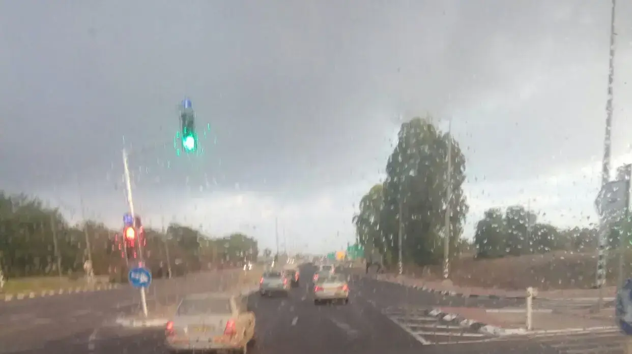 גשם באמצע אוגוסט- נתיבות גשם באמצע אוגוסט- נתיבות