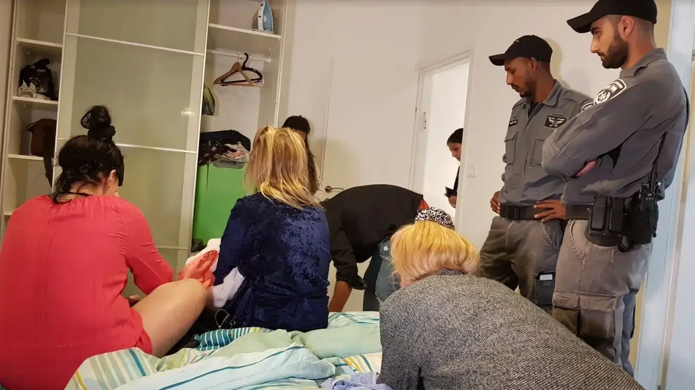 שוטרים במהלך חשיפת בית בושת שוטרים במהלך חשיפת בית בושת