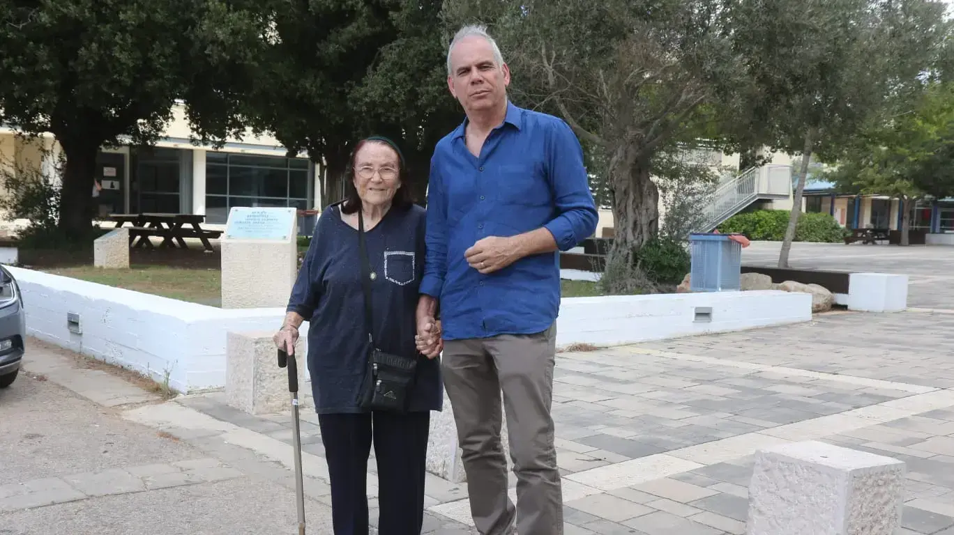 אורן נהרי ומנהלת בית הספר נעמי סורוקה אורן נהרי ומנהלת בית הספר נעמי סורוקה