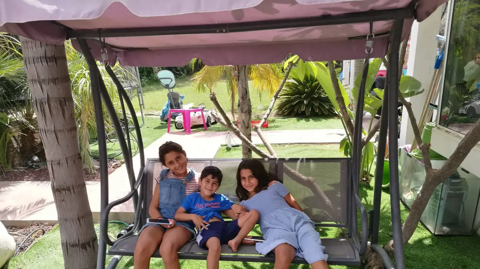 ילדי העוטף חוזרים לבית הספר
(משפחת שניאור) 