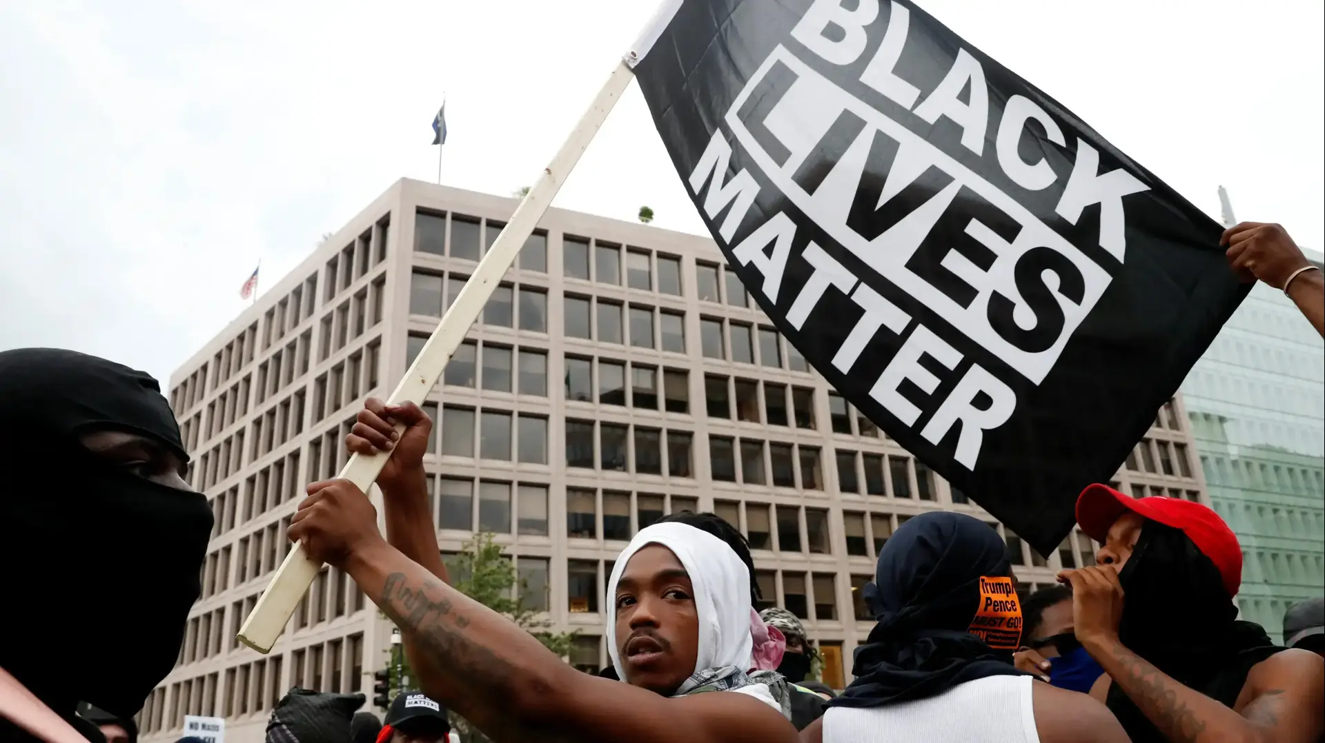 מפגין נגד עם דגל BLACK LIVES MATTER מוחה נגד הפגנת הנאו-נאצים לציון שנה לאירועי שרלוטסוויל, אוגוסט 2018 מפגין נגד עם דגל BLACK LIVES MATTER מוחה נגד הפגנת הנאו-נאצים לציון שנה לאירועי שרלוטסוויל, אוגוסט 2018