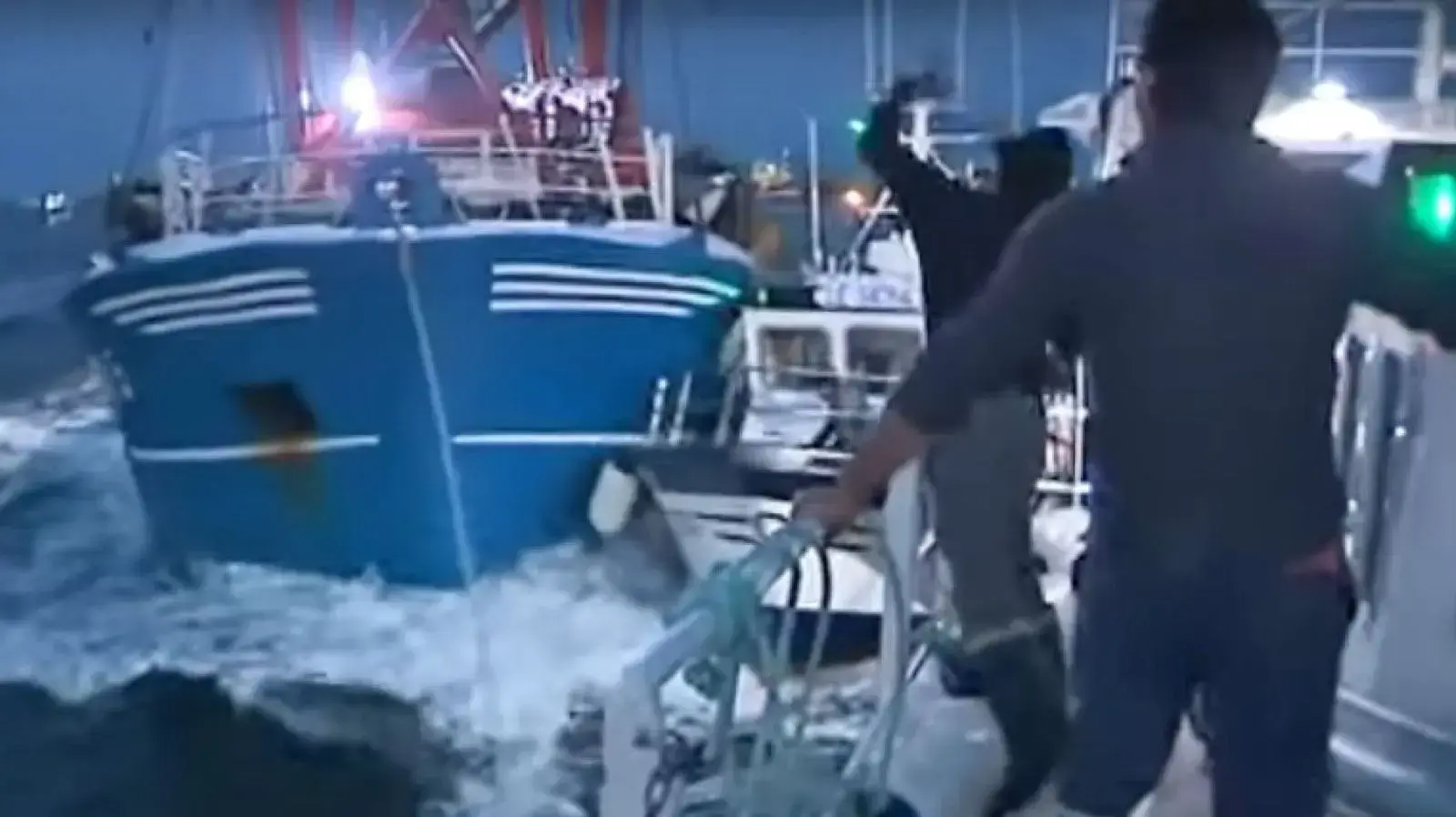סירת דיג צרפתית מול כלי שיט בריטי לחופי נורמנדי, 28 באוגוסט 2018 סירת דיג צרפתית מול כלי שיט בריטי לחופי נורמנדי, 28 באוגוסט 2018