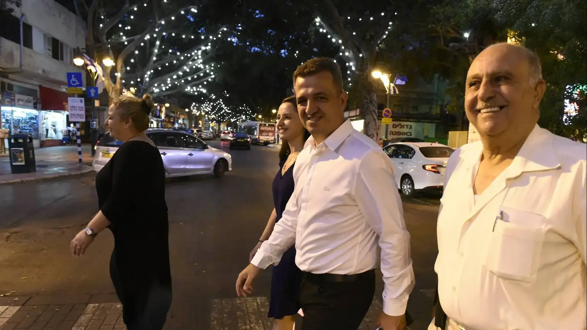הכרזה על ההתמודדותו של כרמל שאמה, לראשות עיריית רמת גן, כיכר אורדע, רמת גן הכרזה על ההתמודדותו של כרמל שאמה, לראשות עיריית רמת גן, כיכר אורדע, רמת גן