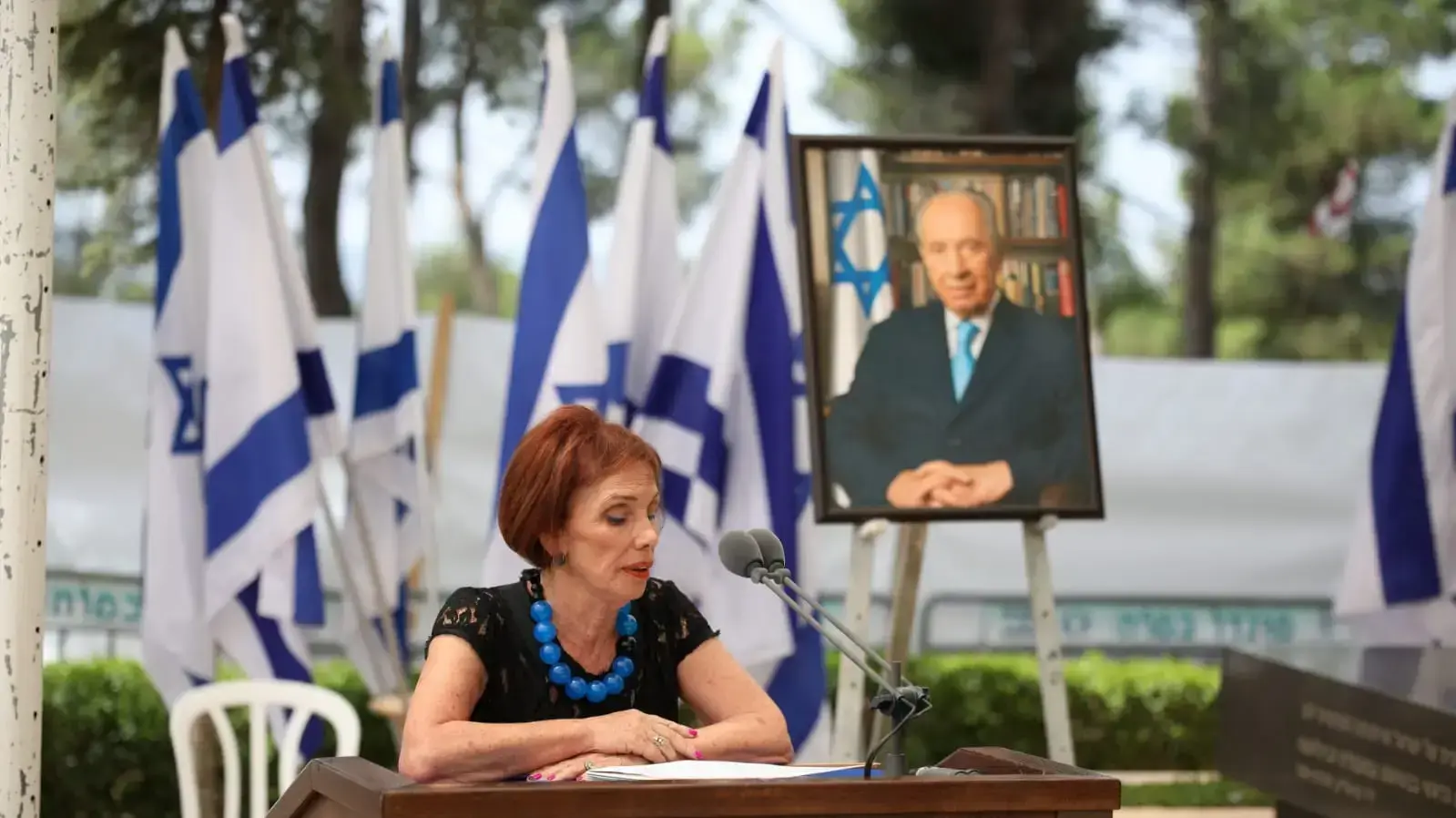 בתו של שמעון פרס צביה ולדן באזכרה הממלכתית במלאת שנתיים למותו פרס בהר הרצל, 31 באוגוסט 2018 בתו של שמעון פרס צביה ולדן באזכרה הממלכתית במלאת שנתיים למותו פרס בהר הרצל, 31 באוגוסט 2018