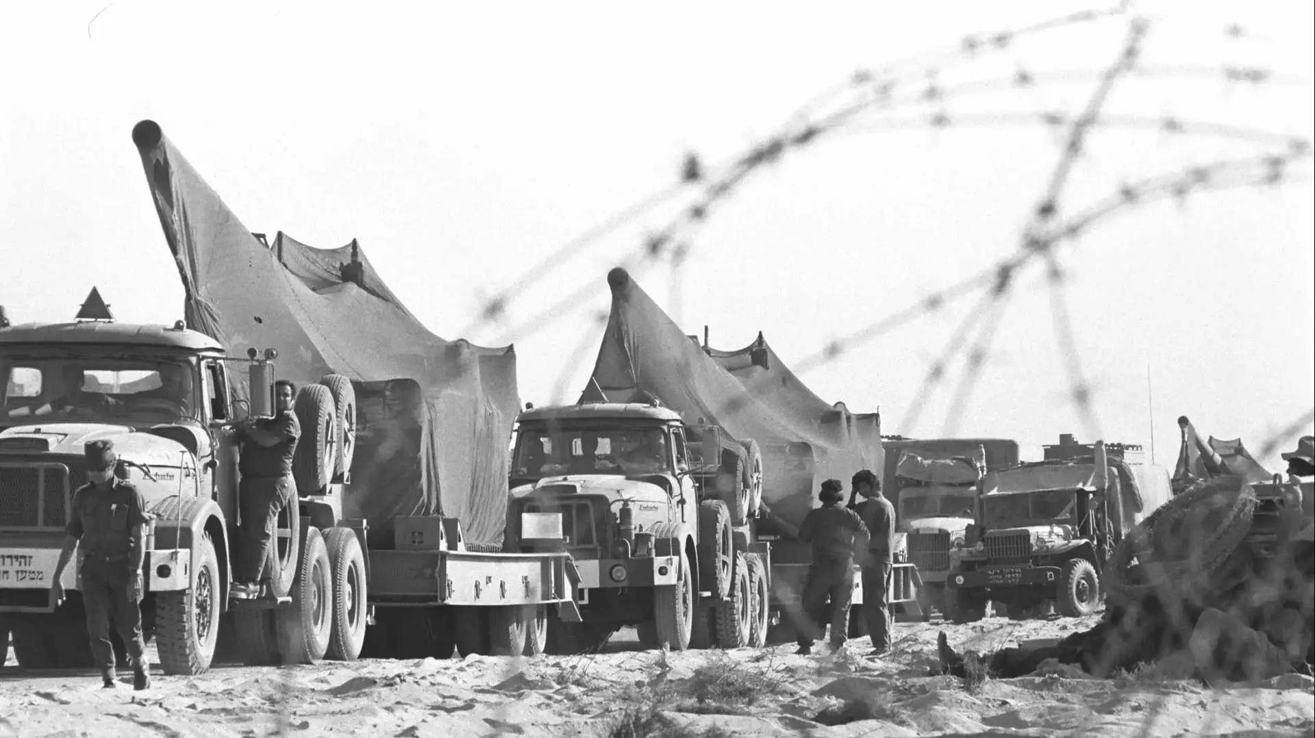מוביל טנקים עמוסים בתותחים מתנייעים 155 מ"מ מכוסים ברשתות הסוואה במלחמת יום הכיפורים, חזית סיני, 16 באוקטובר 1973
מוביל טנקים עמוסים בתותחים מתנייעים 155 מ"מ מכוסים ברשתות הסוואה במלחמת יום הכיפורים, חזית סיני, 16 באוקטובר 1973