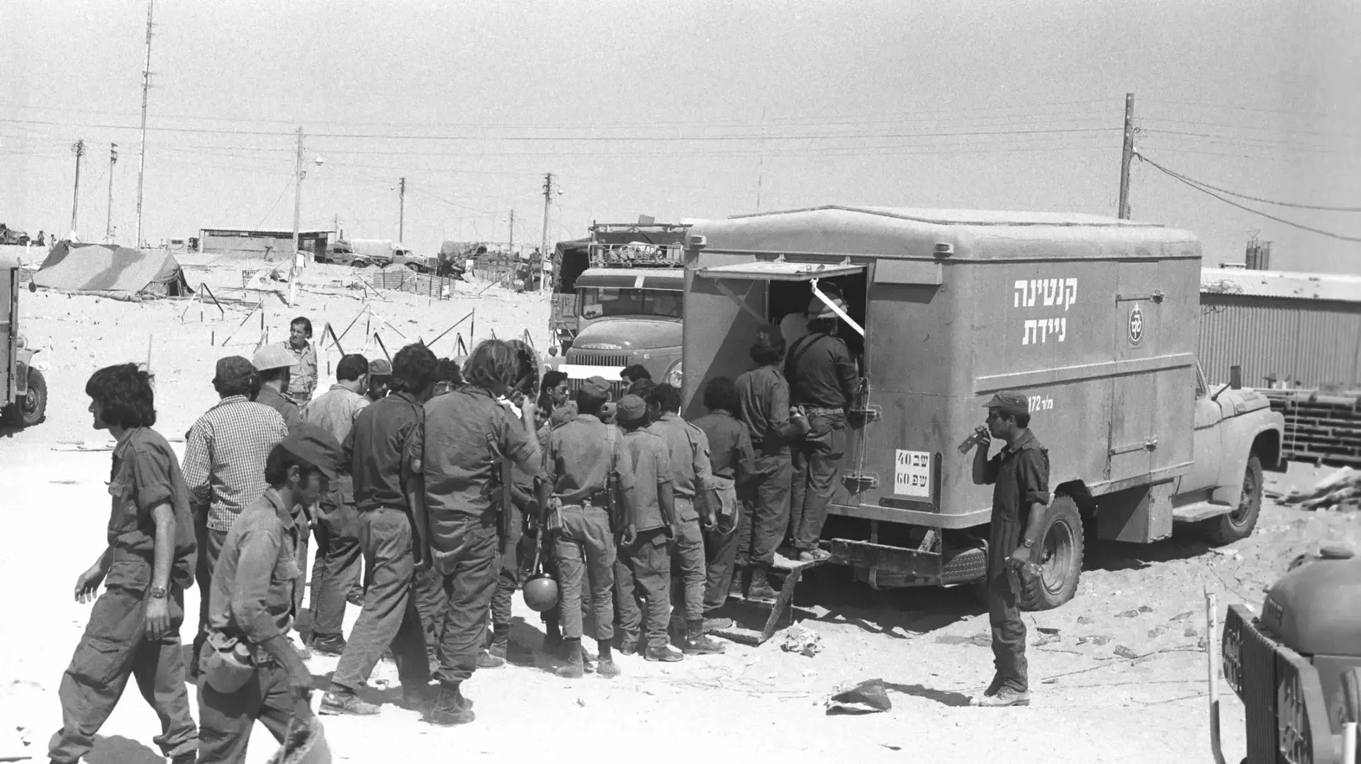 חזית הדרום, חיילים בתור לקנטינה ניידת במלחמת יום הכיפורים, 20 באוקטובר 1973 חזית הדרום, חיילים בתור לקנטינה ניידת במלחמת יום הכיפורים, 20 באוקטובר 1973
