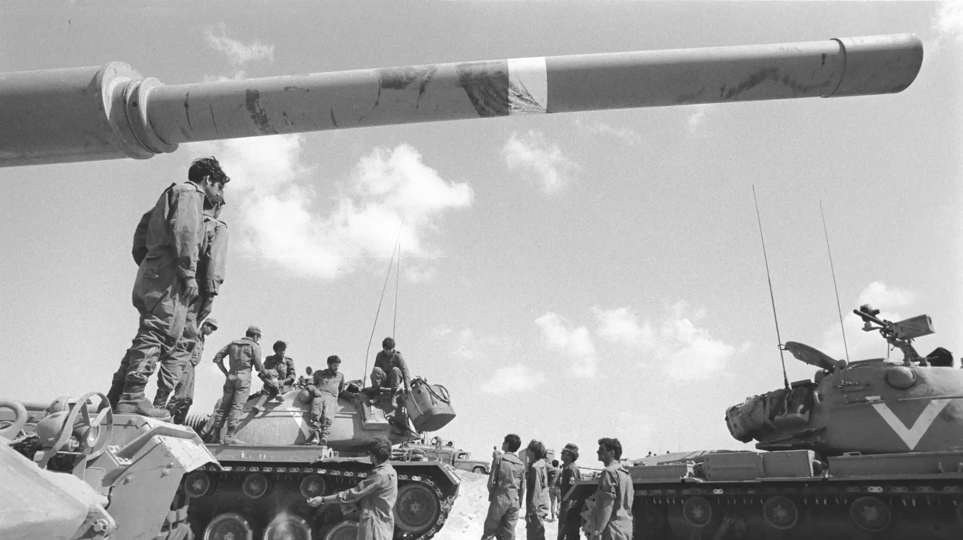 כח טנקים מסוג מגח (פטון) בהתארגנות במרחב עורפי בחזית סיני במלחמת יום הכיפורים, 6 באוקטובר 1973 כח טנקים מסוג מגח (פטון) בהתארגנות במרחב עורפי בחזית סיני במלחמת יום הכיפורים, 6 באוקטובר 1973