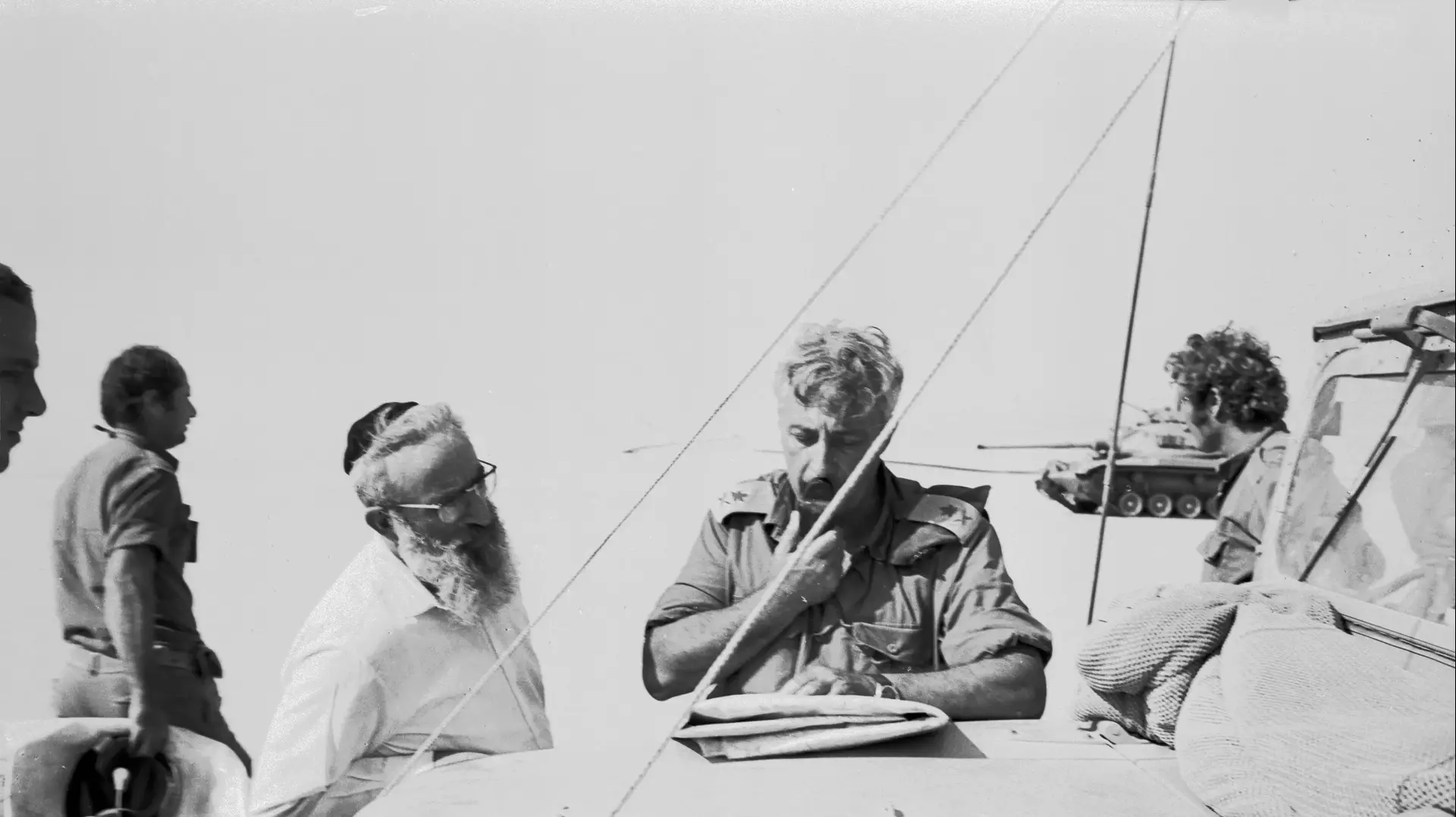 אלוף אריאל שרון מפקד אוגדה 143 בחזית סיני מנהל את הלחימה ברדיו, משמאלו הרב הצבאי לשעבר אלוף(מיל') שלמה גורן, מלחמת יום הכיפורים, אוקטובר 1973 אלוף אריאל שרון מפקד אוגדה 143 בחזית סיני מנהל את הלחימה ברדיו, משמאלו הרב הצבאי לשעבר אלוף(מיל') שלמה גורן, מלחמת יום הכיפורים, אוקטובר 1973