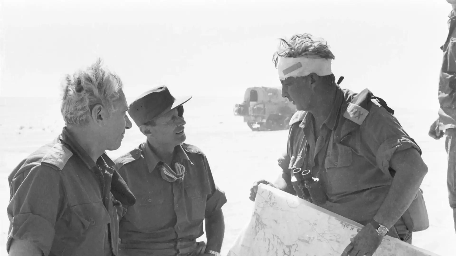 אלוף אריאל שרון (חבוש בראשו) מחזיק בידו את מפת מבצע "אבירי לב"- (תכנית צה"ל לצליחת תעלת סואץ) משמאלו שר הביטחון משה דיין ורא"ל חיים בר-לב, מלחמת יום הכיפורים, אוקטובר 1973 אלוף אריאל שרון (חבוש בראשו) מחזיק בידו את מפת מבצע "אבירי לב"- (תכנית צה"ל לצליחת תעלת סואץ) משמאלו שר הביטחון משה דיין ורא"ל חיים בר-לב, מלחמת יום הכיפורים, אוקטובר 1973